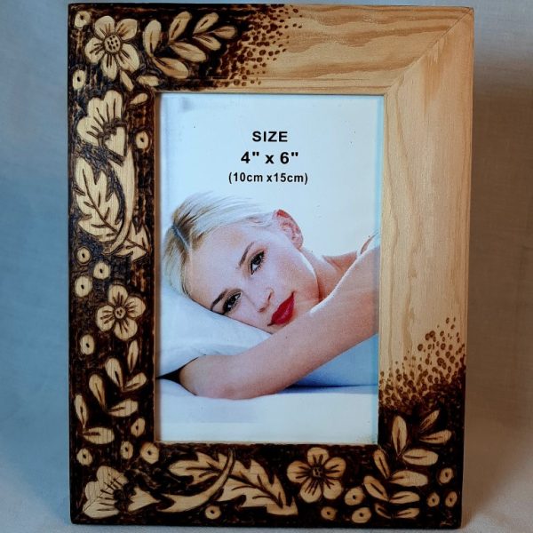Wooden photo frame with wood burning and color - Pyr3